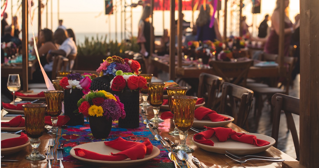 decoração de mesa para festa sunset