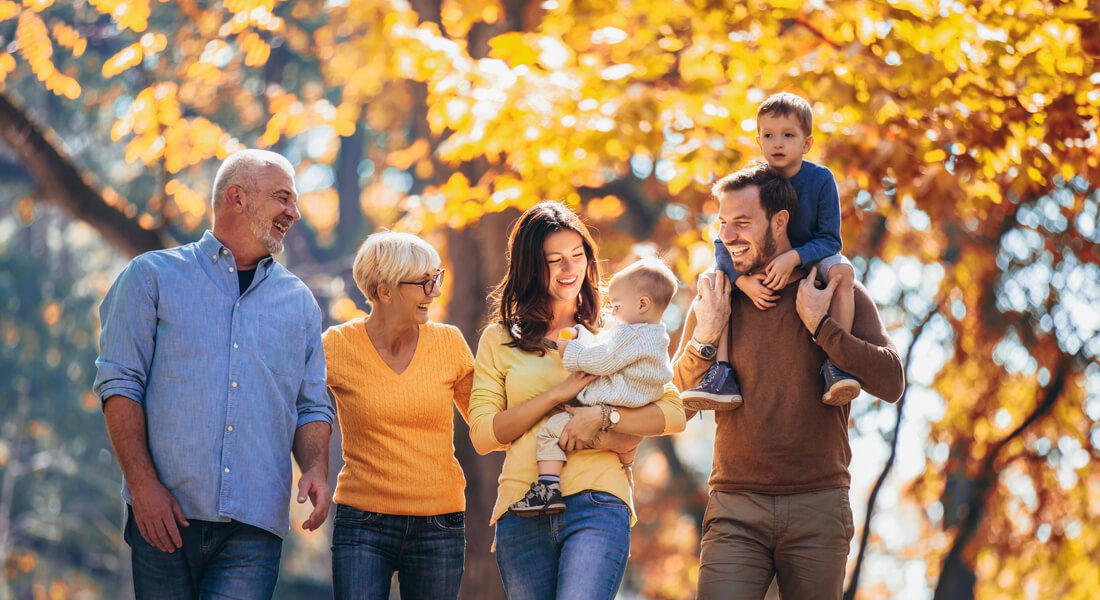 plano de saúde família a passear no parque - plano de saúde